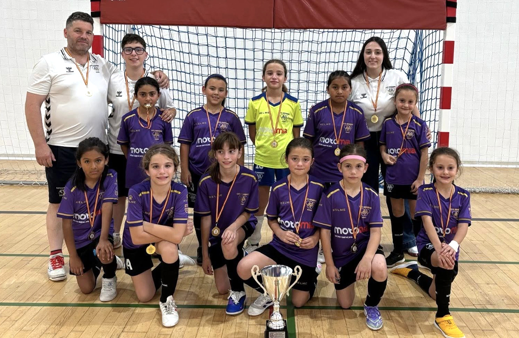 El equipo del Capuchinos se alza con la plata en la Copa de F�tbol Sala Femenino en categor�a benjam�n